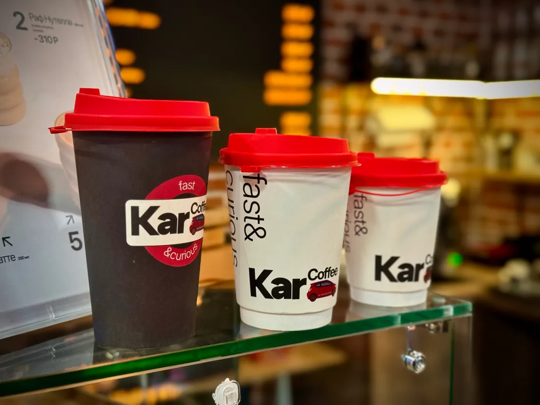 Фирменные стаканы KarCoffee у кофейной стойки