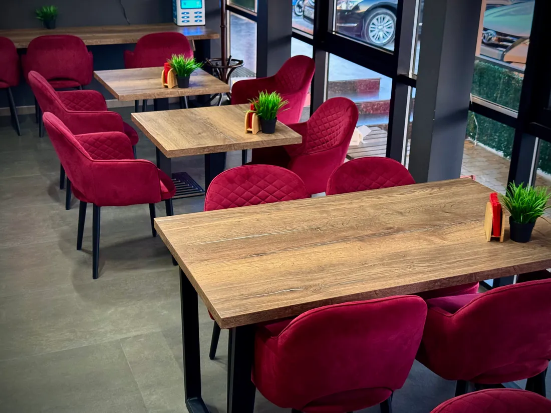 Столики у окон и красные кресла в кафе KarCoffee